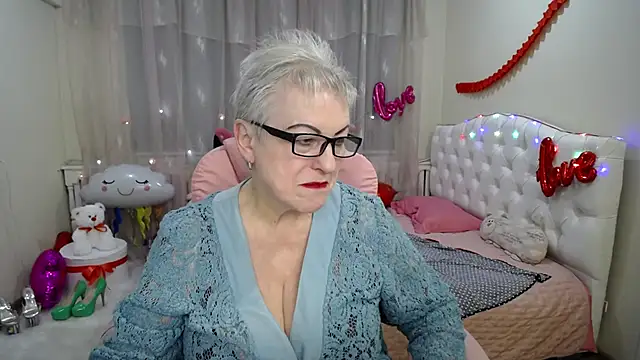 Snapshot of KayleSmoll chatting on 20, 2, 2025 KayleSmoll online show from 20, 2, 2025