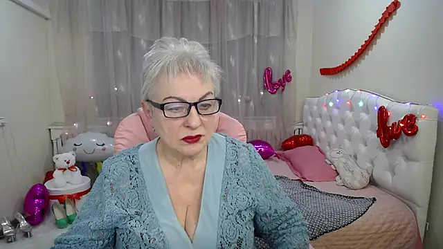 Snapshot of KayleSmoll chatting on 5, 3, 2025 KayleSmoll online show from 5, 3, 2025