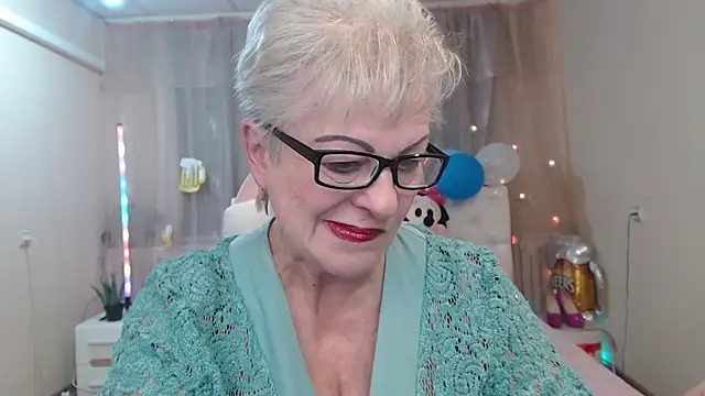 Snapshot of KayleSmoll chatting on 4, 10, 2025 KayleSmoll online show from 4, 10, 2025