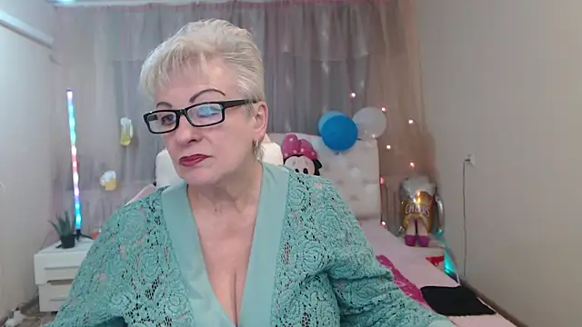 Snapshot of KayleSmoll chatting on 8, 10, 2025 KayleSmoll online show from 8, 10, 2025