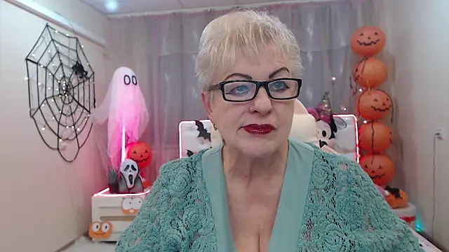 Snapshot of KayleSmoll chatting on 11, 10, 2025 KayleSmoll online show from 11, 10, 2025