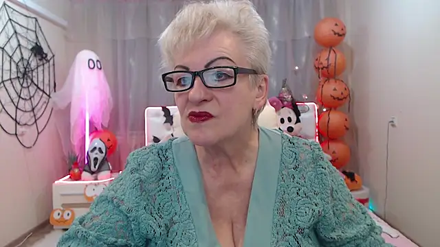 Snapshot of KayleSmoll chatting on 18, 10, 2025 KayleSmoll online show from 18, 10, 2025