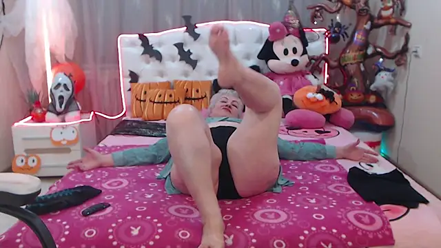 Snapshot of KayleSmoll chatting on 21, 10, 2025 KayleSmoll online show from 21, 10, 2025