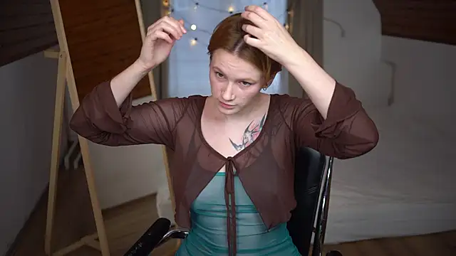 AkaneiroDemon online show from 11, 12, 2024