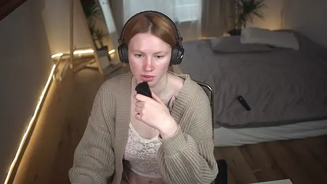 AkaneiroDemon online show from 20, 1, 2025