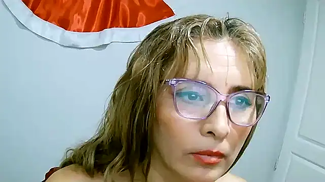 Snapshot of leona- chatting on 6, 1, 2025 leona- online show from 6, 1, 2025