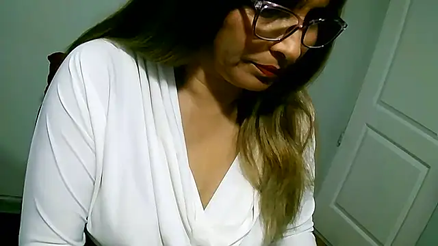 Snapshot of leona- chatting on 21, 9, 2025 leona- online show from 21, 9, 2025