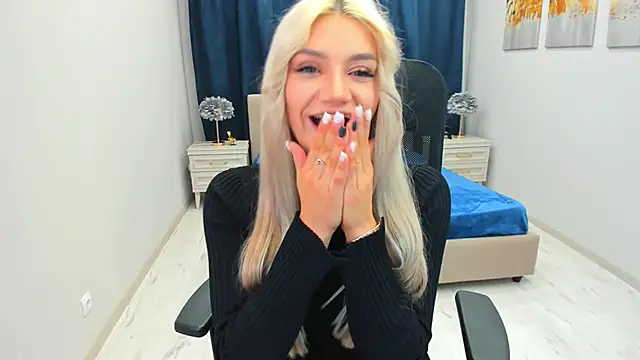 Snapshot of SelenaeMoore chatting on 8, 1, 2025 SelenaeMoore online show from 8, 1, 2025