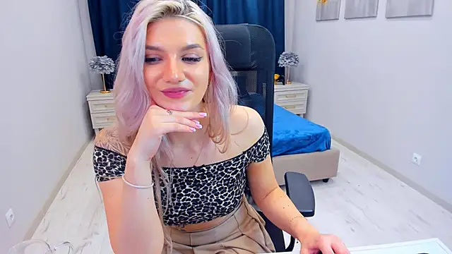 Snapshot of SelenaeMoore chatting on 14, 1, 2025 SelenaeMoore online show from 14, 1, 2025