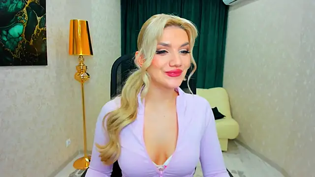 Snapshot of SelenaeMoore chatting on 8, 2, 2025 SelenaeMoore online show from 8, 2, 2025