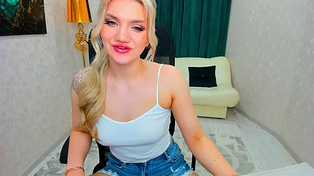 Snapshot of SelenaeMoore chatting on 9, 2, 2025 SelenaeMoore online show from 9, 2, 2025