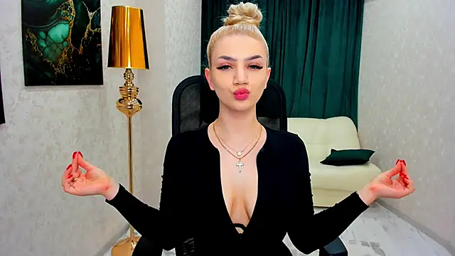 Snapshot of SelenaeMoore chatting on 24, 2, 2025 SelenaeMoore online show from 24, 2, 2025