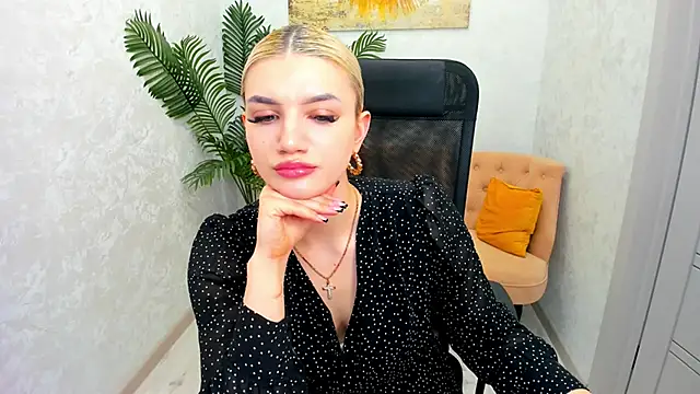 Snapshot of SelenaeMoore chatting on 13, 3, 2025 SelenaeMoore online show from 13, 3, 2025