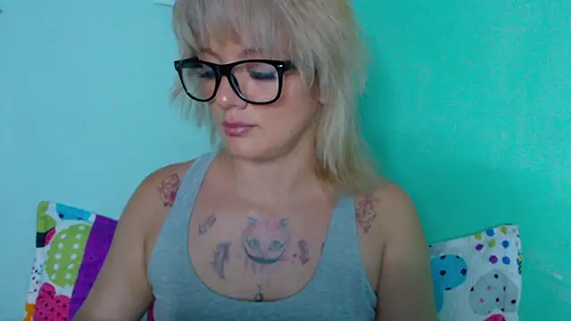 Snapshot of kitten_sweet chatting on 4, 2, 2025 kitten sweet online show from 4, 2, 2025