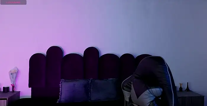 cristal hilton 10 online show from 7, 2, 2026