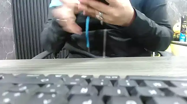 Snapshot of Miel_canela chatting on 4, 3, 2025 Miel canela online show from 4, 3, 2025