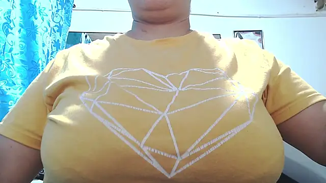 Snapshot of mia_donatto369 chatting on 8, 10, 2025 mia donatto369 online show from 8, 10, 2025