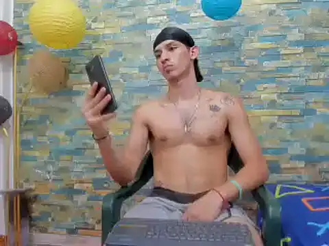 Snapshot of MasterSEX420 chatting on 12, 1, 2025 MasterSEX420 online show from 12, 1, 2025