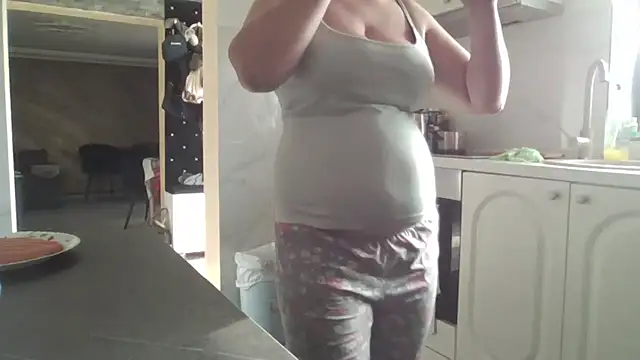 Snapshot of milfmomxx chatting on 6, 2, 2025 milfmomxx online show from 6, 2, 2025