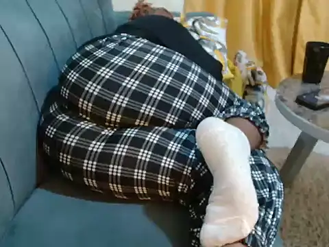 Snapshot of leslysexygirl chatting on 21, 11, 2025 leslysexygirl online show from 21, 11, 2025