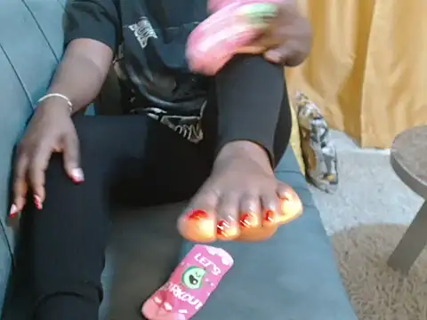 Snapshot of leslysexygirl chatting on 15, 12, 2025 leslysexygirl online show from 15, 12, 2025