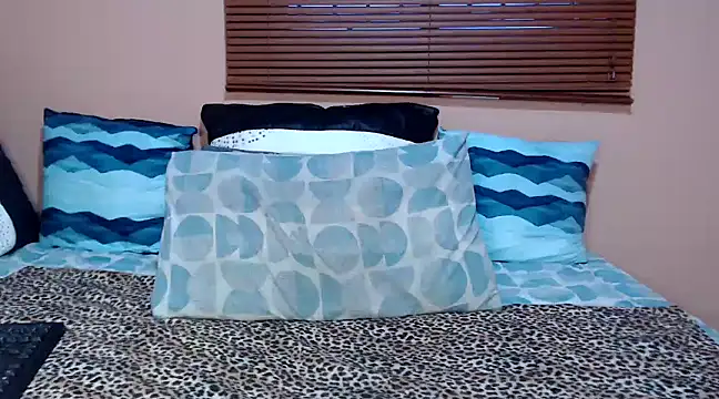 LONGBLKCLIT36 online show from 18, 2, 2025