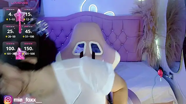 Mia foxx  online show from 30, 9, 2025