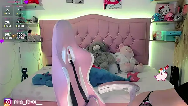 Mia foxx  online show from 3, 2, 2026