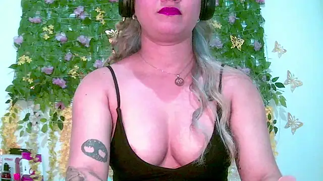 Snapshot of Crysrus chatting on 4, 5, 2026 Crysrus online show from 4, 5, 2026