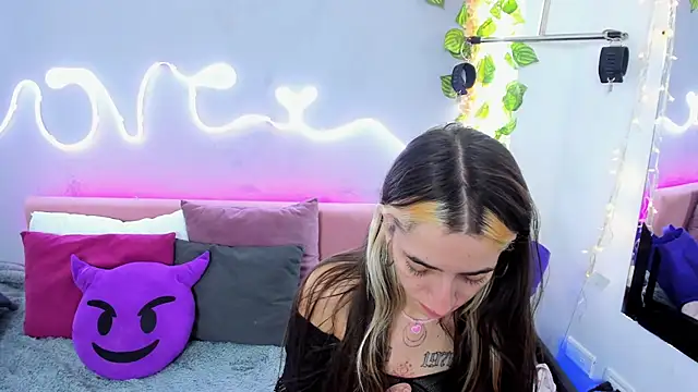 Snapshot of YouliteSllut2 chatting on 5, 3, 2025 YouliteSllut2 online show from 5, 3, 2025