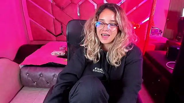 Snapshot of Olivia_Fox69 chatting on 5, 10, 2025 Olivia Fox69 online show from 5, 10, 2025