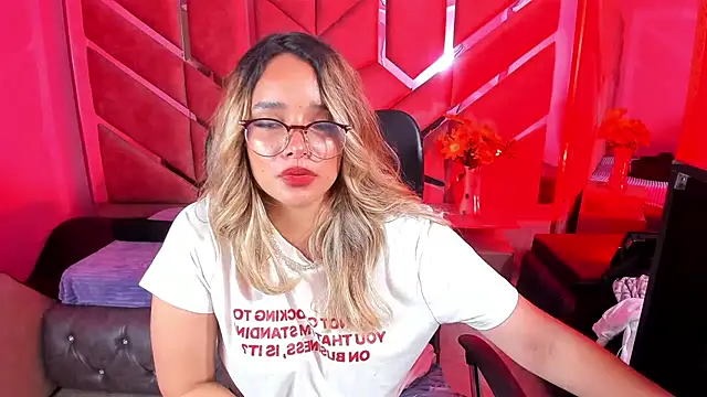 Snapshot of Olivia_Fox69 chatting on 17, 10, 2025 Olivia Fox69 online show from 17, 10, 2025