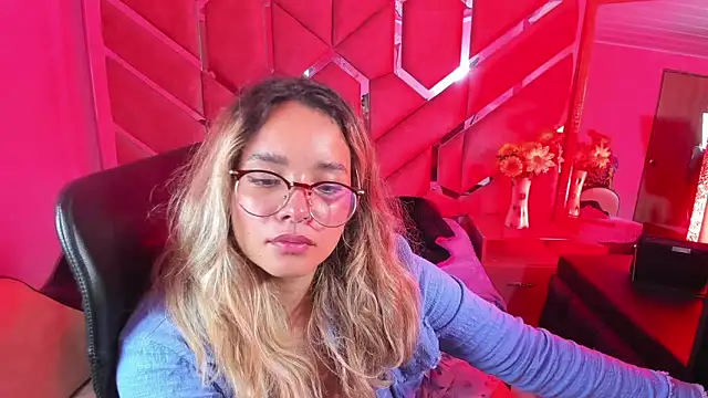 Snapshot of Olivia_Fox69 chatting on 28, 10, 2025 Olivia Fox69 online show from 28, 10, 2025