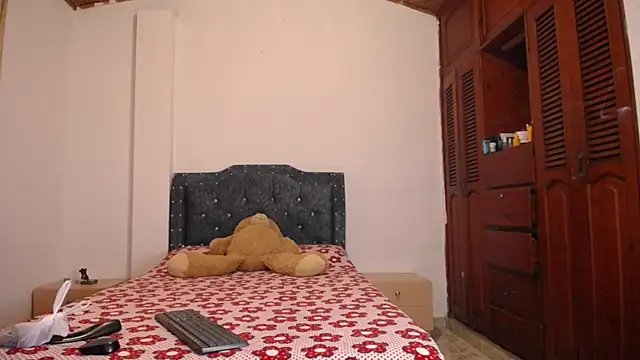 Snapshot of sofiamature01 chatting on 12, 10, 2025 sofiamature01 online show from 12, 10, 2025