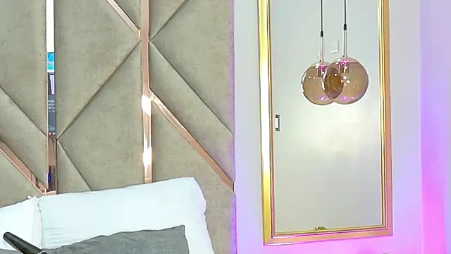 Snapshot of Emma-Conti chatting on 4, 3, 2025 Emma-Conti online show from 4, 3, 2025