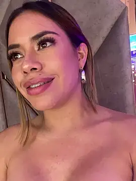 Snapshot of Emma-Conti chatting on 7, 3, 2025 Emma-Conti online show from 7, 3, 2025