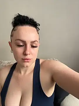 Snapshot of riri_bstvx chatting on 4, 8, 2026 riri bstvx online show from 4, 8, 2026
