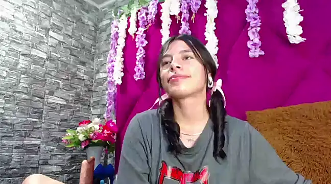 Sasha Petitte online show from 7, 3, 2025