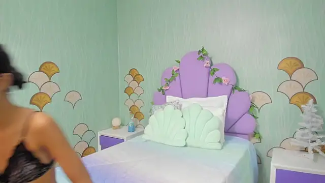 Isa little4u online show from 30, 12, 2024