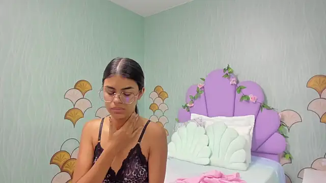 Isa little4u online show from 30, 12, 2024