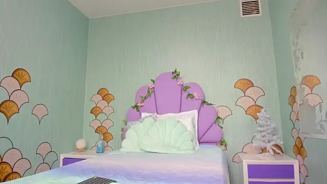 Isa little4u online show from 30, 12, 2024