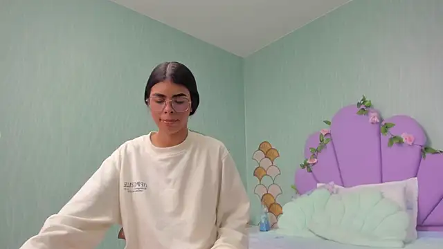 Isa little4u online show from 31, 12, 2024