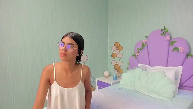 Isa little4u online show from 31, 12, 2024