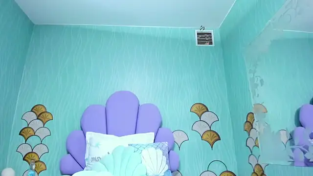 Isa little4u online show from 4, 1, 2025