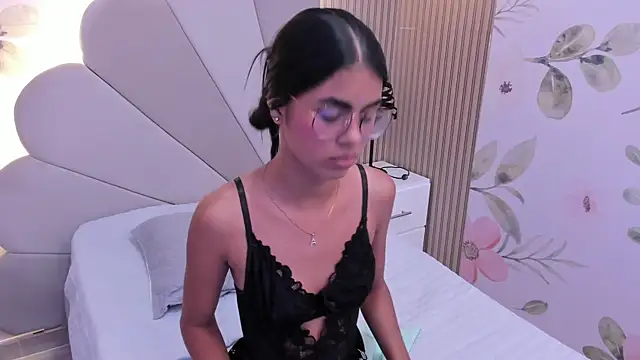 Isa little4u online show from 7, 1, 2025