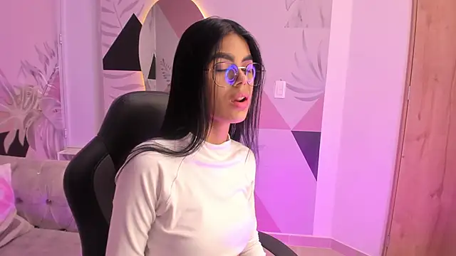 Isa little4u online show from 7, 3, 2025