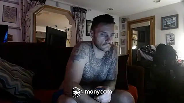 Snapshot of UnCuTupTheBuTT chatting on 13, 10, 2025 UnCuTupTheBuTT online show from 13, 10, 2025