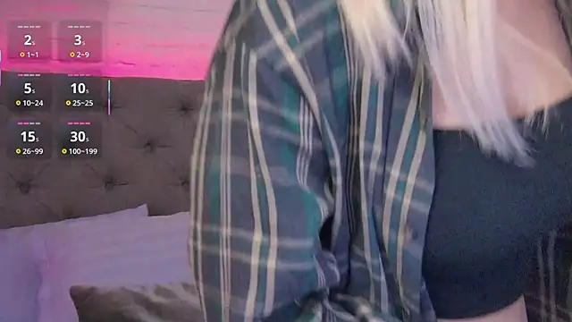 Snapshot of Born_to_Blow chatting on 17, 10, 2025 Born to Blow online show from 17, 10, 2025