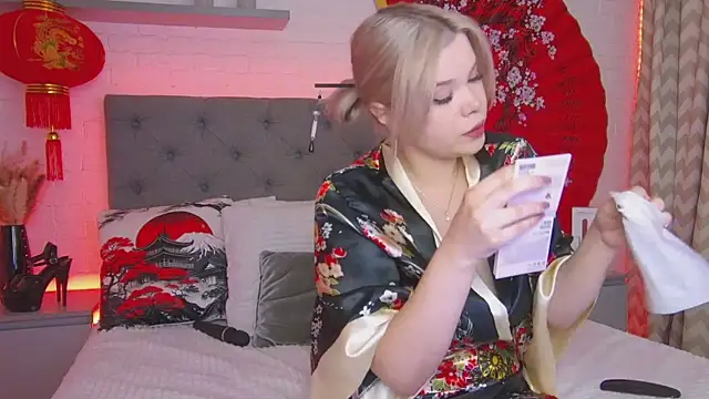 Snapshot of Born_to_Blow chatting on 27, 10, 2025 Born to Blow online show from 27, 10, 2025