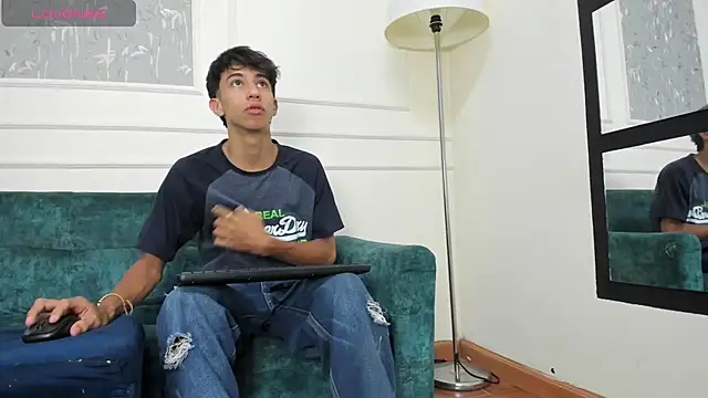 Snapshot of Lucian_Davi chatting on 23, 12, 2024 Lucian Davi online show from 23, 12, 2024